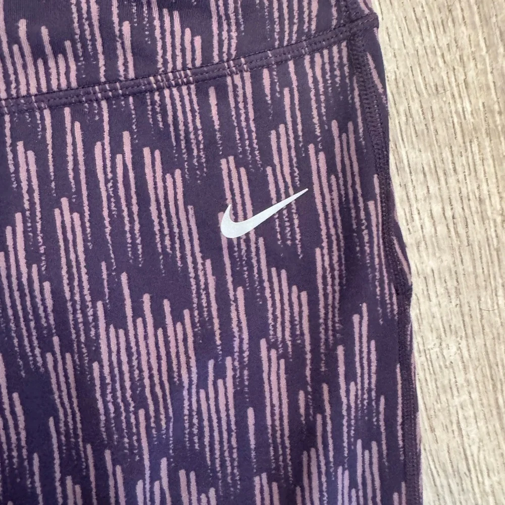 Nike Women's running Purple Patterned cropped Leggings size large - Picture 2 of 8